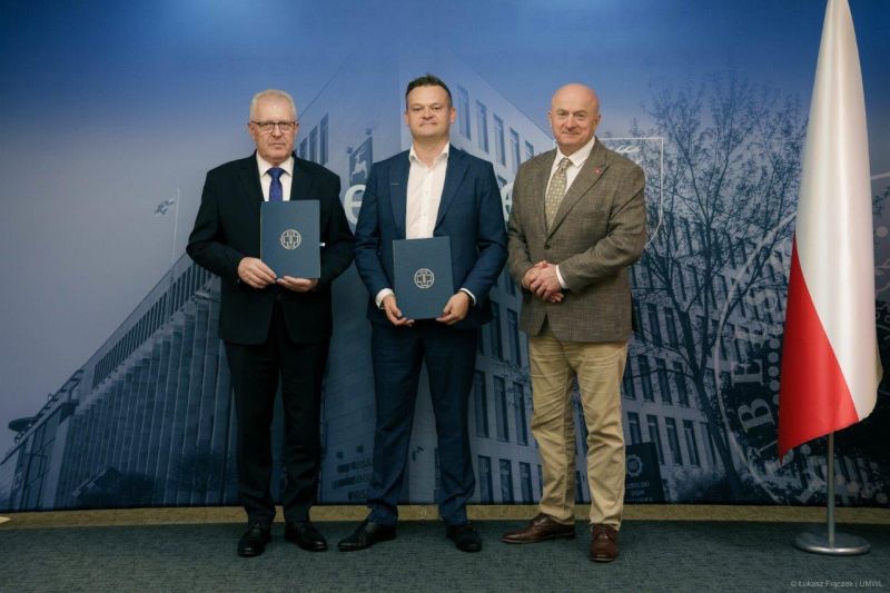 od lewej Dyrektor Wojewódzkiego Szpitala Specjalistycznego im. Kardynała Stefana Wyszyńskiego w Lublinie Piotr Matej, członek zarządu firmy Adamietz Łukasz Kutyba, marszałek województwa lubelskiego Jarosław Stawiarski