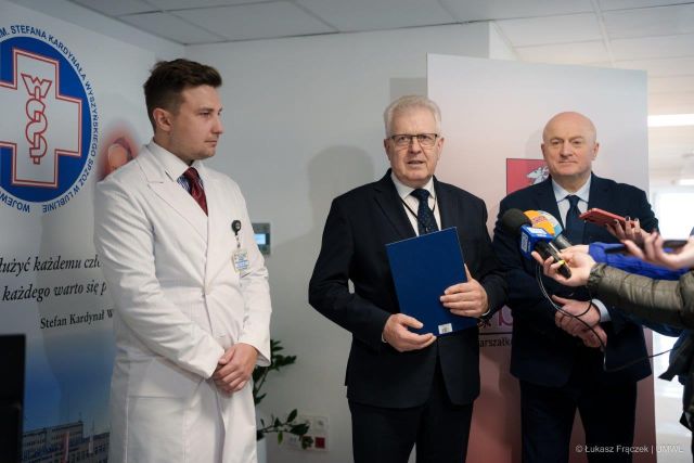 Konferencja prasowa - od lewej prof. dr hab. n. med. Cezary Grochowski, dyrektor Wojewódzkiego Szppitala Specialistycznego im Kardynała Stefana Wyszyńskiego Piotr Matej, marszałek województwa lubelskiego Jarosław Stawiarski 