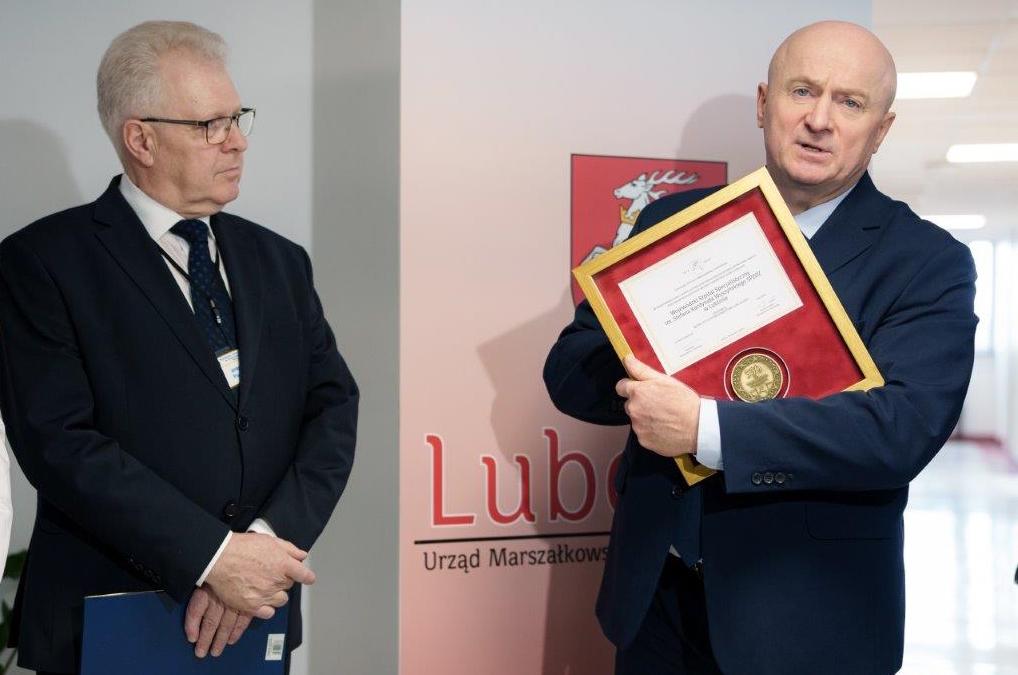 Marszałek Województwa Lubelskiego Jarosław Stawiarski wraz z Dyrektorem Wojewódzkiego Szpitala Specjalistycznego prezentujący medal 550 Lecia Województwa Lubelskiego