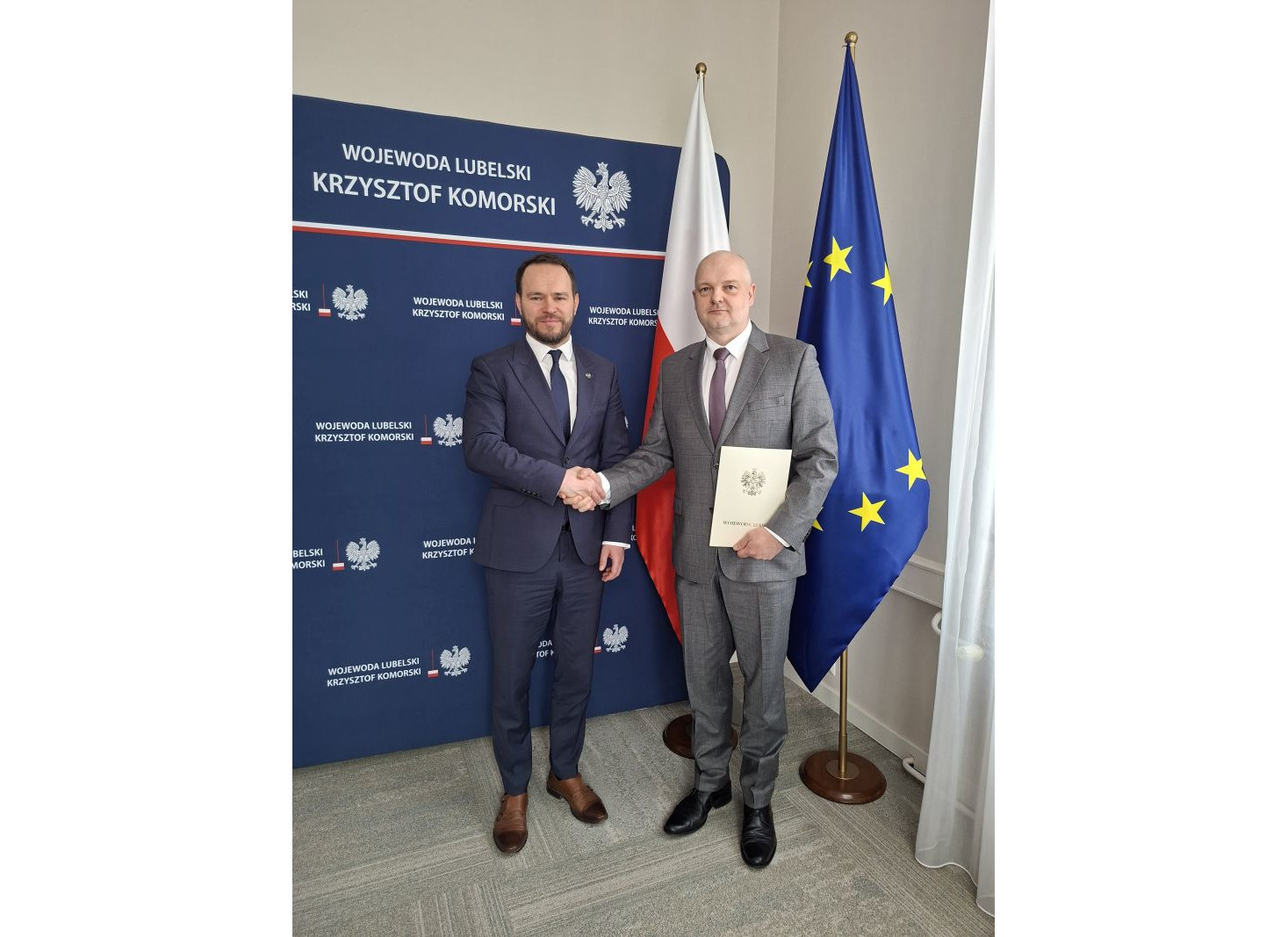 Od Lewej Wojewoda Lubelski Krzysztof Komorski Andrzej Wąsik odbieraj acy nominacjęna konsultanta wojewódzkiego