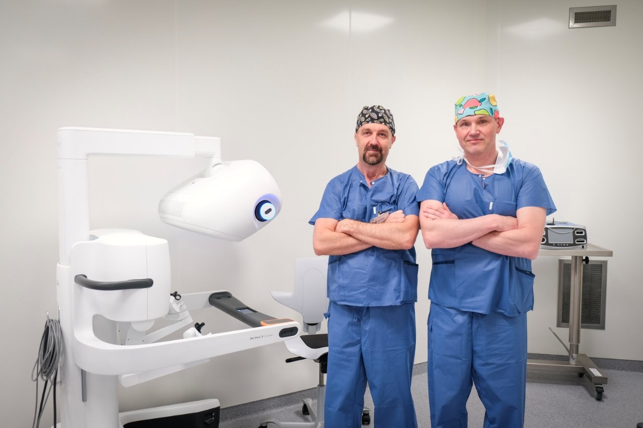 Dr Kedra i dr Kubiak na tle konsoli sterującej robota DaVinci