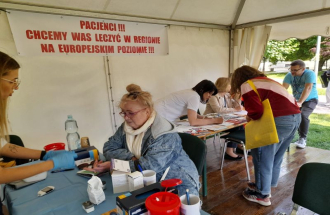 Pacjentka w trakcie badania poziomu cukru we krwii w ramach akcji Profilaktyki Chorób Układu Krążenia