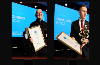 Na scenie plebiscytu Hipokrates 2025 stoją obok siebie dwaj nagrodzeni lekarze z Wojewódzkiego Szpitala Specjalistycznego w Lublinie – po lewej uśmiechnięty lek. Sebastian Niezbecki trzyma w dłoniach duży, oprawiony dyplom w kategorii „Chirurg Roku”, a po prawej dr n. med. Rafał Wójcik prezentuje statuetkę oraz dyplom za tytuł „Onkolog Roku”, na tle podświetlonego ekranu z nazwami kategorii.