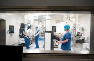 Personel medyczny obsługujący w sterylnej sali operacyjnej robota chirurgicznego da Vinci 5 w Wojewódzkim Szpitalu Specjalistycznym w Lublinie