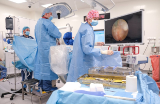 Zespół neurochirurgow podczas operacji
