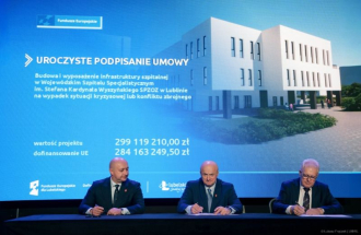 Uroczyste podpisanie umowy na budowę Bloku S. Dokumenty przy stole podpisują od prawej: dyrektor Piotr Matej, marszałek Jarosław Stawiarski oraz trzeci przedstawiciel. W tle duży ekran z wizualizacją nowego budynku