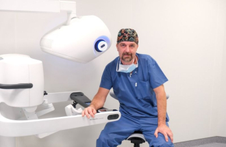 dr n. med. Mariusz Kędra przy konsloli robota daVinci