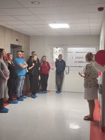 Goście wraz z personelem zwiedzający odział