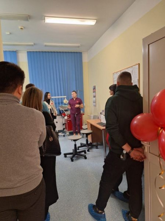 Goście wraz z personelem zwiedzający odział