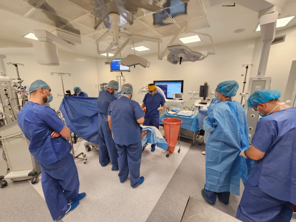 Przygotowanie sali operacyjnej i zespołu lekarzy do przeprwadzenia operacji