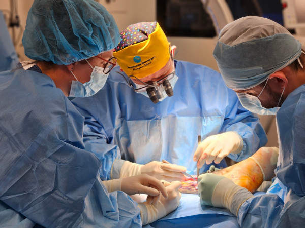 Zespół lekarzy w trakcie operacji
